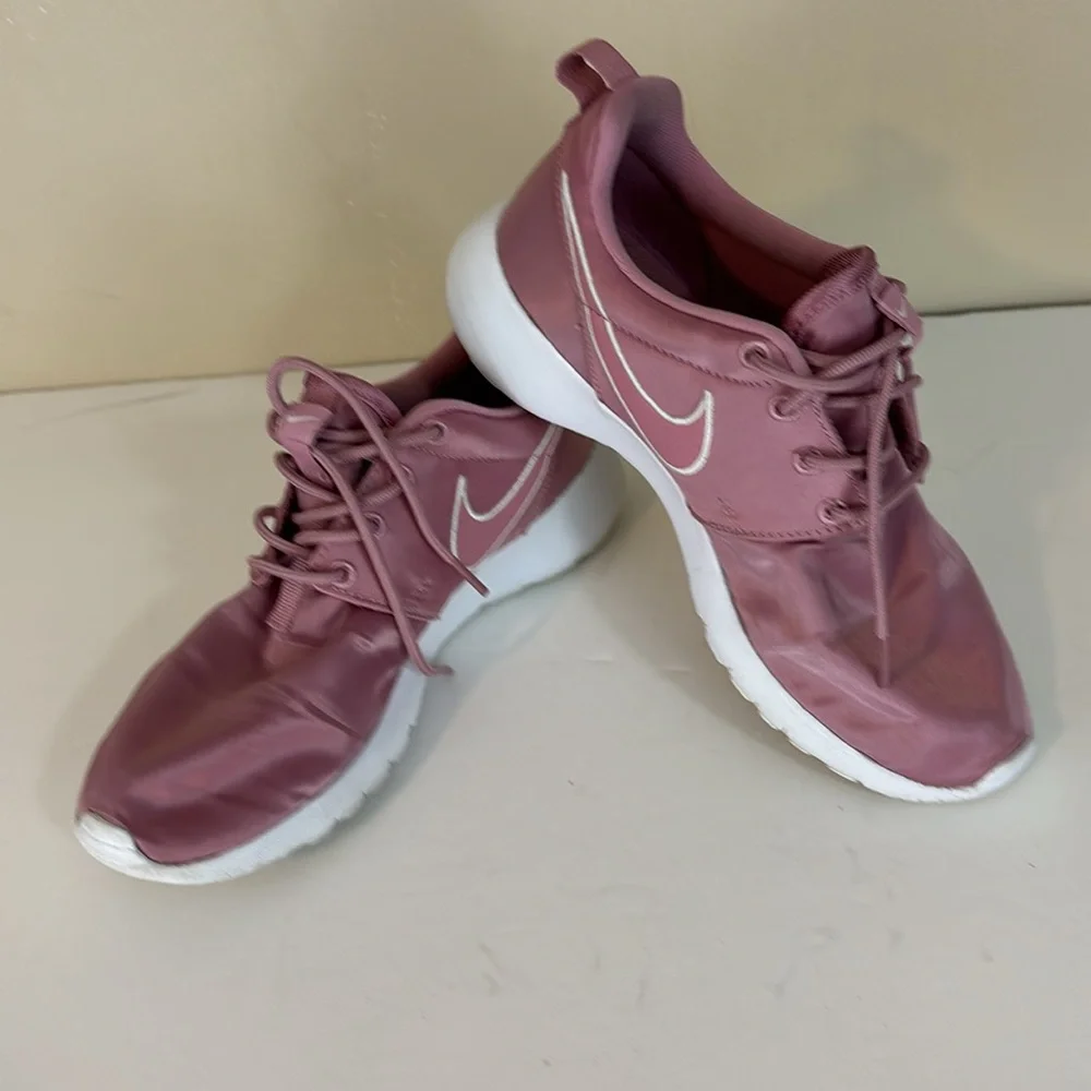 Nike Roshe One (gs) Big Kids Women’s Pink  Satin Shoes size 5Y 599729-618